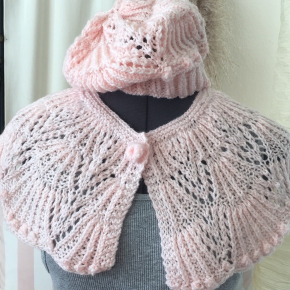 Elegant decorative collar round yoke with classic hat and finger less mittens - Picture 3 of 10